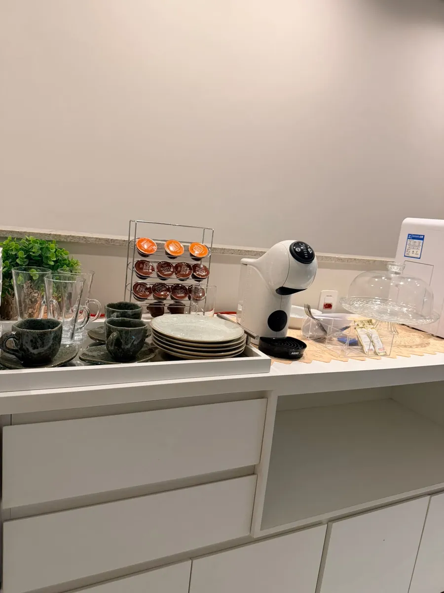 Bancada com cafeteira e xícaras no Centro Médico Pro-Life