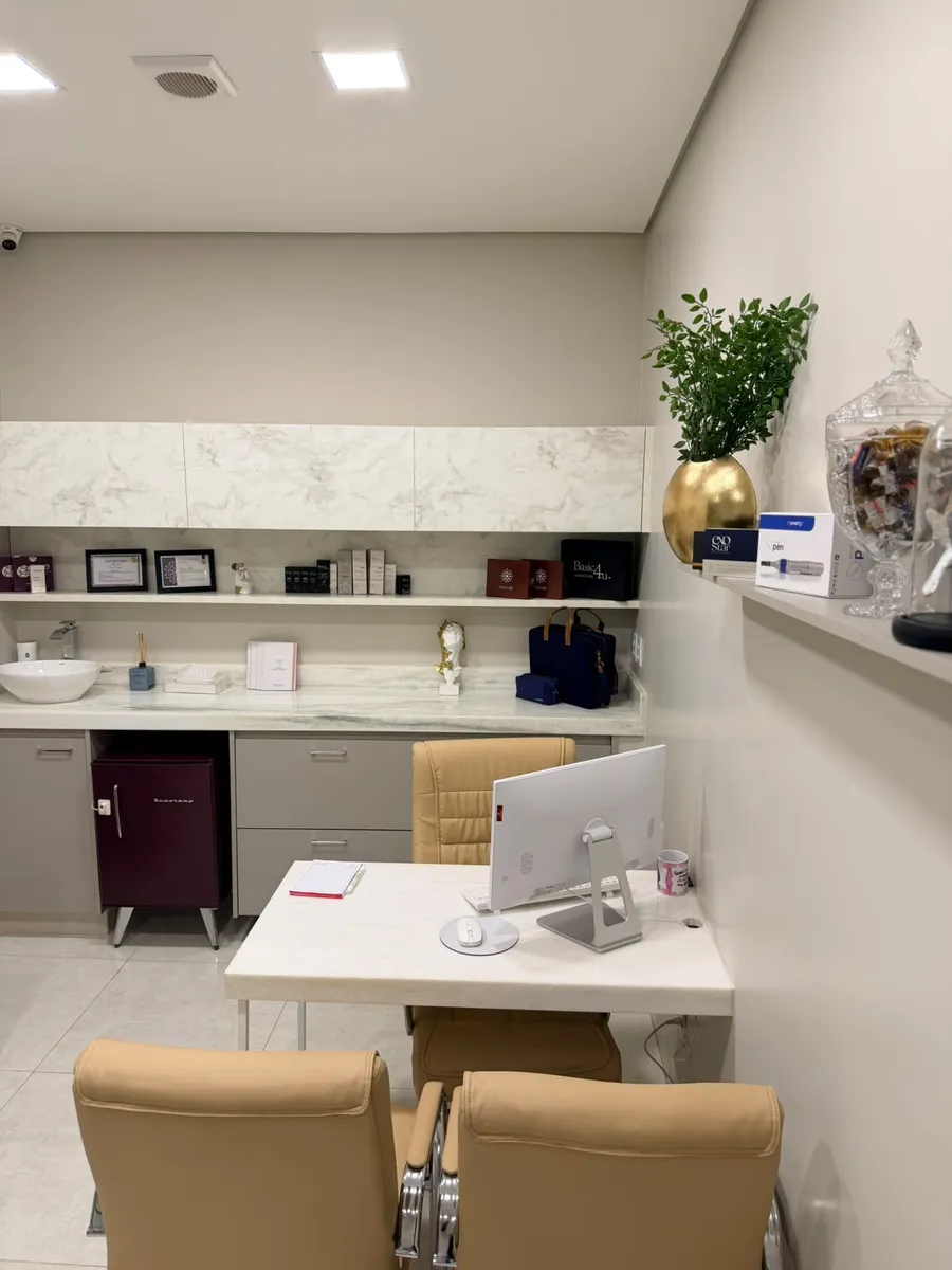 Mesa e cadeiras da sala de consulta da Dra. Nagibe Tayfour, em Goiânia