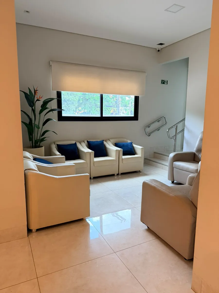 Poltronas da sala de espera do Centro Médico Pro-Life, em Goiânia